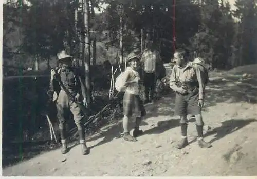 Photo format 6 x 9 cm social history hunter scene hunt hike rifle hat