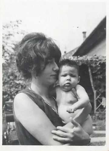 Photo format 6 x 9 cm social history mother and child baby bebe