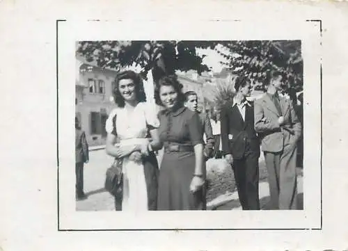 Photo format 6 x 9 cm social history elegance group scene lady gentleman