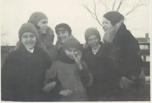 Photo format 6 x 9 cm social history children group photo smile winter