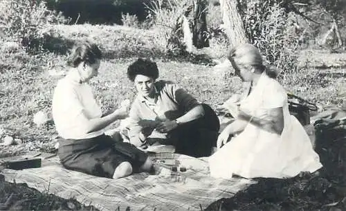 Photo format 6 x 9 cm social history women picnic traditions