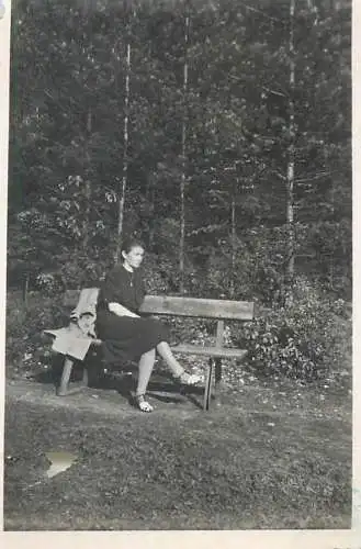 Photo format 6 x 9 cm social history woman on a bench