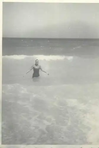 Photo format 6 x 9 cm social history woman in the sea waves