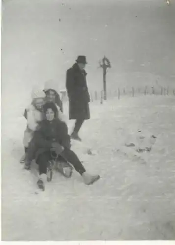 Photo format 6 x 9 cm social history winter scene family sled