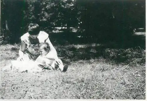 Photo format 6 x 9 cm social history mother and child