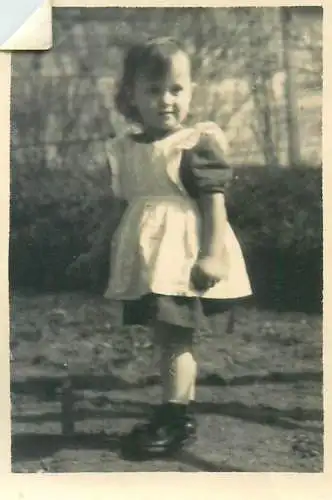 Photo format 6 x 9 cm social history 1953 small girl child dress beauty innocence