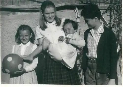Photo format 6 x 9 cm social history 1967 Leta children playing