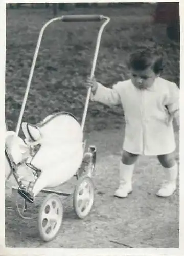 Photo format 6 x 9 cm social history baby bebe pushing the stroller