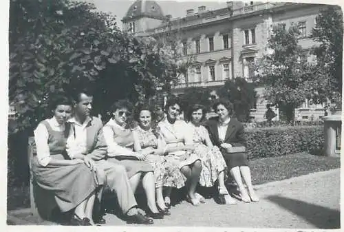 Photo format 6 x 9 cm social history group on a bench elegance