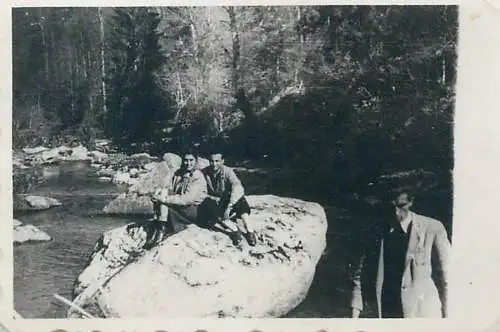 Photo format 6 x 9 cm social history family hike riverwalk