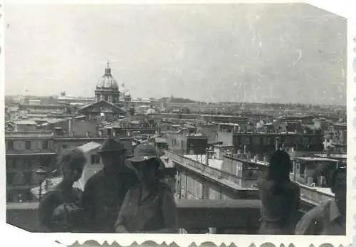 Photo format 6 x 9 cm social history rooftop view cathedral dome family hat