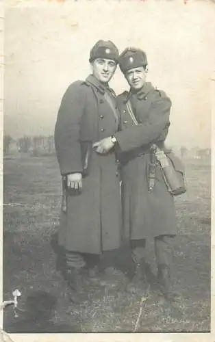 Photo format 6 x 9 cm social history soldiers uniform hat in field hugging