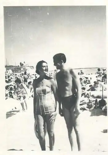 Photo format 6 x 9 cm social history couple on a beach love romance