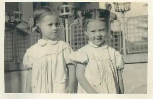 Photo format 6 x 9 cm social history 1953 girls braided hair twins