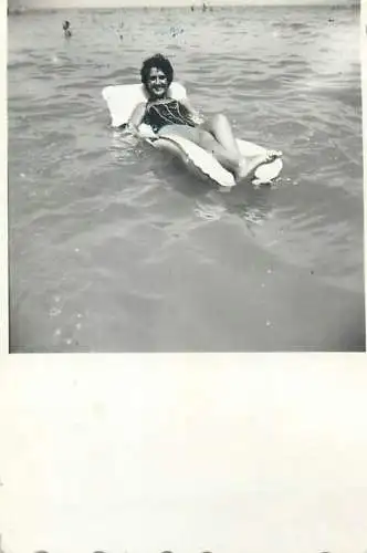 Photo format 6 x 9 cm social history 1959 woman on a air mattress