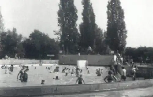 Photo format 6 x 9 cm social history community pool scene
