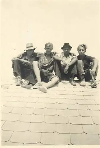Photo format 6 x 9 cm social history Freiburg workers on the roof hat hammer