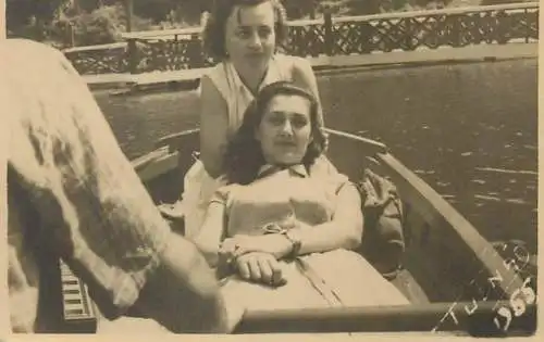 Photo format 6 x 9 cm social history family on a rowboat relaxing joy beauty
