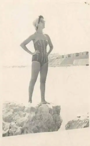 Photo format 6 x 9 cm social history woman posing on the rocks seaside 1958
