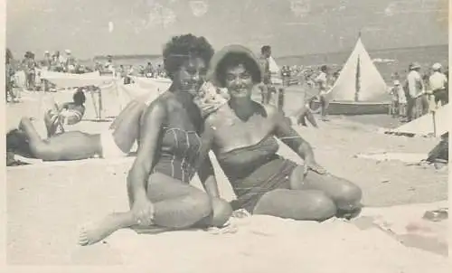 Photo format 6 x 9 cm social history friends women at the beach sailboat