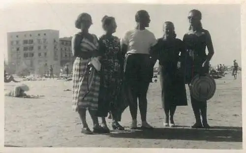 Photo format 6 x 9 cm social history friends group photo at the beach 1957