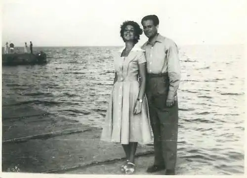 Photo format 6 x 9 cm social history couple posing at the beach seaside falaise joy