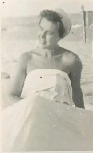 Photo format 6 x 9 cm social history woman at the beach joy sun