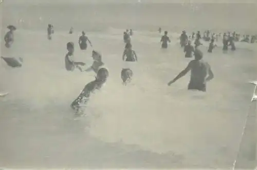 Photo format 6 x 9 cm social history friends bathing in the sea joy