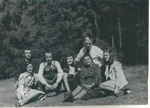 Romania social history 1970`s photo/foto format 9 x 12 cm family picnic scene outdoors
