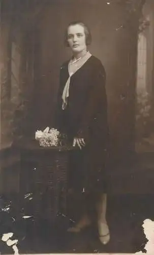 Post card social history elegant woman portrait real photo 1930