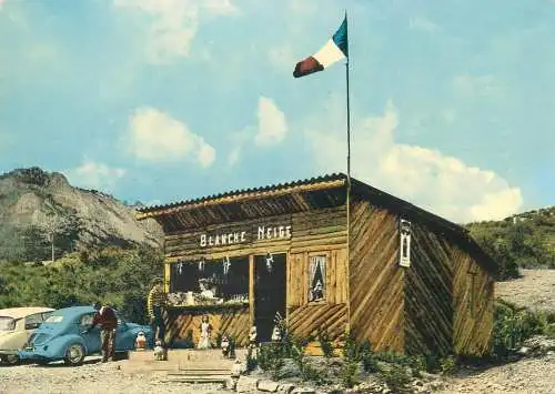 CASTELLANE ROUTE NAPOLEON ET DE LA LAVANDE CHALET BLANCHE NEIGE FRANCE voitures citroen wv beetle