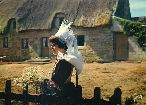 France postcard Bretagne 1975 Chaumiere Bretonne costume de Pont Aven