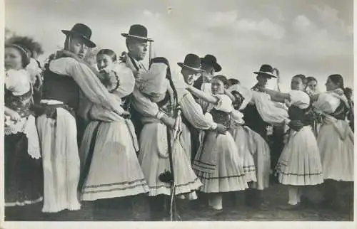 Hungarian folk types Pester komitat Ungarn Hongrie dancers costumes photo postcard