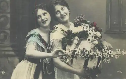 Lovely ladies 1908