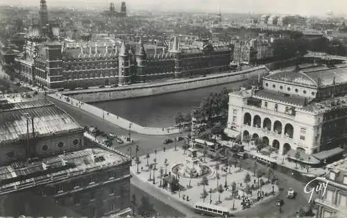 Paris panorama sur la place du Chatelet et le palais de Justice