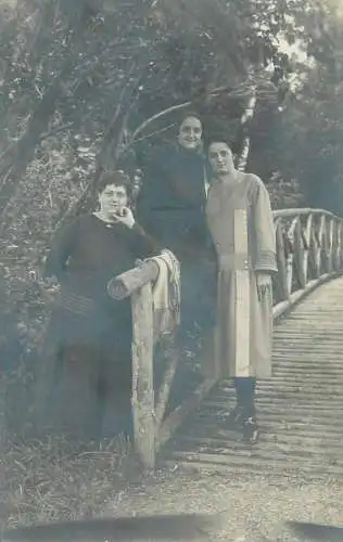 real photo social history memory Postcard types and scenes elegant ladies friends park scenery picture