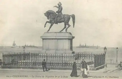 Cherbourg-en-Cotentin la statue de Napoleon et la rade equestrian monument