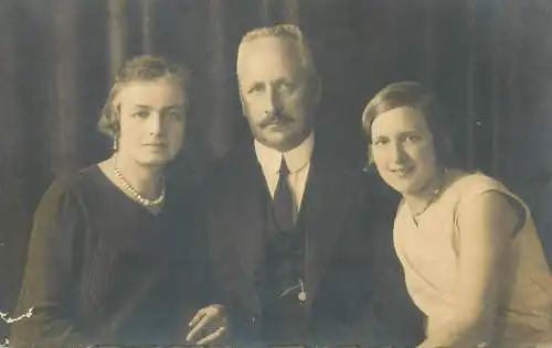 real photo social history memory 1930 Postcard elegant parents couple with their daughter family portrait