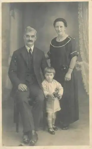social history Post card family group photo portrait parents and children studio Photo Georges Cairo