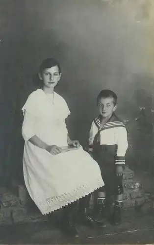social history Post card young woman with her brother family portrait children enfants