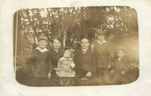 social history 1915 vintage Post card Children and family groups portrait