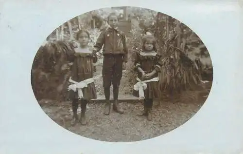 social history Postcard Children and family groups portrait enfants outdoor scenery