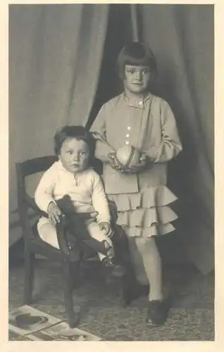 1931 Postcard Children and family groups portrait brothers boy and girl picture