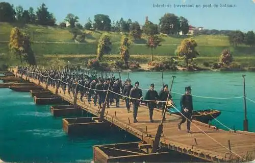 Infanterie traversant un pont de bateaux occupation des frontieres 1914