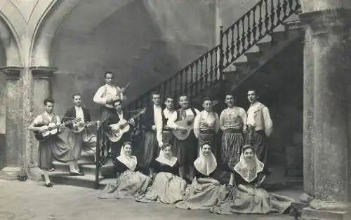 Grupo de dansadors en Casa Oliver Mallorca Palma dancers musical group guitars & mandolins