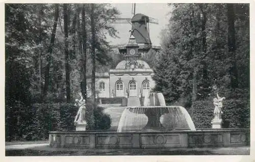 Potsdam Glockenfontane mit Historischer Muhle