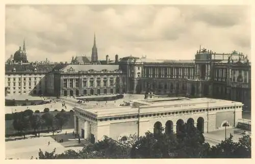 Postcard Austria Wien Hofburg und Heldendenkmal
