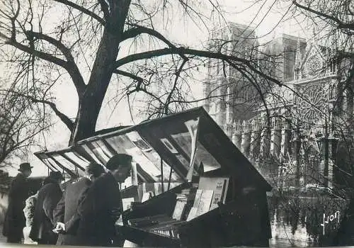 Postcard France en Flanant Paris Les bouquinistes du quai Montebello