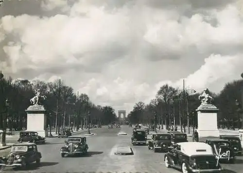 Postcard France Paris en Flanant Avenue des Champs-Elysees et l'Arc de Triomphe de l'Etoile vintage cars