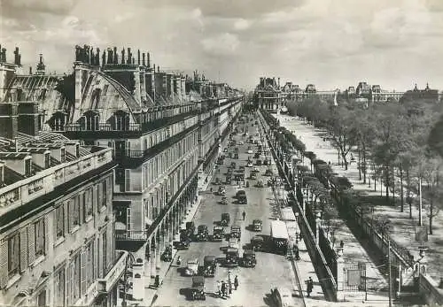 Postcard France Paris en Flanant perspective sur la rue de Rivoli, le Tuileries et le Louvre